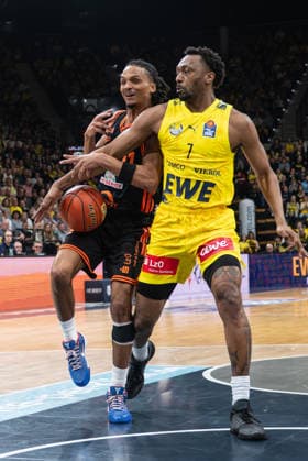 GER, Basketball, easy Credit BBL, EWE Baskets Oldenburg vs Rasta Vechta 08 03 2026, EWE Arena, Oldenburg, GER, easy Credit BBL, EWE Baskets Oldenburg vs Rasta Vechta, pictured Dakarai TUCKER EWE Baskets Oldenburg 7 Alonzo VERGE JR Rasta Vechta 11 nordphotoxgmbhx xRojahn nph00310