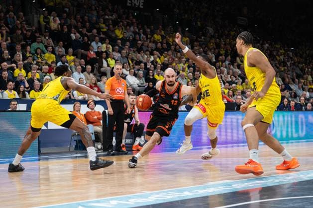 GER, Basketball, easy Credit BBL, EWE Baskets Oldenburg vs Rasta Vechta 08 03 2026, EWE Arena, Oldenburg, GER, easy Credit BBL, EWE Baskets Oldenburg vs Rasta Vechta, pictured Tommy KUHSE Rasta Vechta 12 Dakarai TUCKER EWE Baskets Oldenburg 7 Kyle LOFTON EWE Baskets Oldenburg 0 Colin SCHROEDER EWE Baskets Oldenburg 29 nordphotoxgmbhx xRojahn nph00310