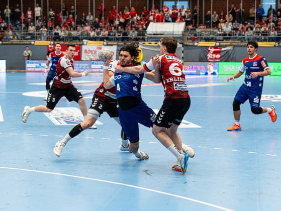 Tim Ruggiero Matthes HBW Balingen Weilstetten, 04 throwing a shot on goal against Frieder Bandlow HSG Nordhorn Lingen, 02 and Elmar Erlingsson HSG Nordhorn Lingen, 64 HSG Nordhorn Lingen vs HBW Balingen Weilstetten , Handball, 2 Bundesliga, Matchday 23, Season 2025 2026, 08 03 2026 HSG Nordhorn Lingen vs HBW Balingen Weilstetten , Handball, 2 Bundesliga, Matchday 23, Season 2025 2026, 08 03 2026 Nordhorn Copyright: xEibner-Pressefoto DamianxKruczynx EP_DKI