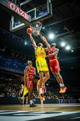 Basketball Berlin 08 03 2026 Season 2025 2026 EasyCredit BBL 1 Bundesliga Men, Men Alba Berlin Fitness First Würzburg Baskets Norris Agbakoko Alba Berlin, No 17 Charles Thompson Würzburg, No 32