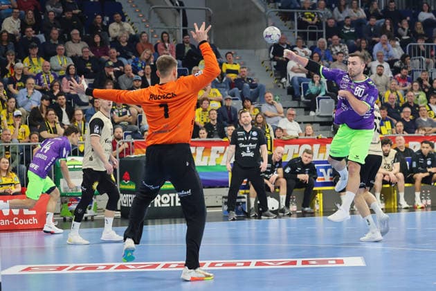 Throw on goal Jannik Kohlbacher Rhein Neckar Loewen, 80 and goalkeeper Christopher Rudeck Bergischer HC, 1 GER, Rhein Neckar Loewen vs Bergischer HC, Handball, 1 Bundesliga, Season 2025 2026, 08 03 2026 GER, Rhein Neckar Loewen vs Bergischer HC, 1 Bundesliga, Season 2025 2026, 08 03 2026 Mannheim Copyright: xEibner-Pressefoto JoergxHirschx EP_JHH