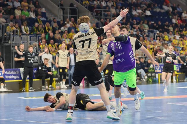 from left in duel, Johannes Wasielewski Bergischer HC, 77 , Lukas Sandell Rhein Neckar Loewen, 11 GER, Rhein Neckar Loewen vs Bergischer HC, Handball, 1 Bundesliga, Season 2025 2026, 08 03 2026 GER, Rhein Neckar Loewen vs Bergischer HC, 1 Bundesliga, Season 2025 2026, 08 03 2026 Mannheim Copyright: xEibner-Pressefoto JoergxHirschx EP_JHH