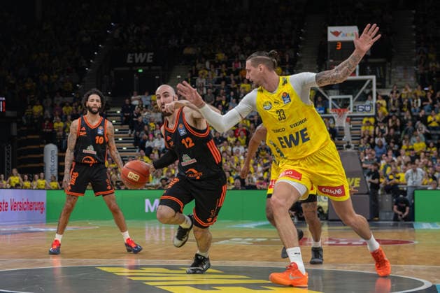 GER, Basketball, easy Credit BBL, EWE Baskets Oldenburg vs Rasta Vechta 08 03 2026, EWE Arena, Oldenburg, GER, easy Credit BBL, EWE Baskets Oldenburg vs Rasta Vechta, in the picture Tommy KUHSE Rasta Vechta 12 Tomislav ZUBCIC EWE Baskets Oldenburg 33 nordphotoxgmbhx xRojahn nph00310