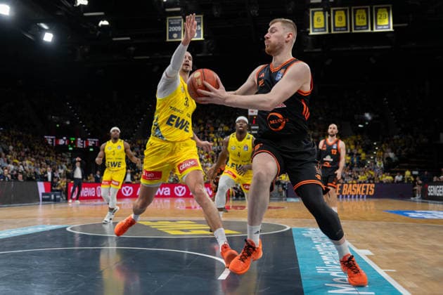 GER, Basketball, easy Credit BBL, EWE Baskets Oldenburg vs Rasta Vechta 08 03 2026, EWE Arena, Oldenburg, GER, easy Credit BBL, EWE Baskets Oldenburg vs Rasta Vechta, pictured Luc VAN SLOOTEN Rasta Vechta 6 Tomislav ZUBCIC EWE Baskets Oldenburg 33 nordphotoxgmbhx xRojahn nph00310