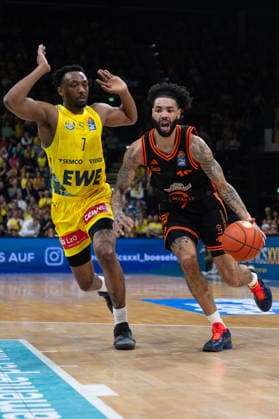 GER, Basketball, easy Credit BBL, EWE Baskets Oldenburg vs Rasta Vechta 08 03 2026, EWE Arena, Oldenburg, GER, easy Credit BBL, EWE Baskets Oldenburg vs Rasta Vechta, pictured Tevin BROWN Rasta Vechta 10 Dakarai TUCKER EWE Baskets Oldenburg 7 nordphotoxgmbhx xRojahn nph00310
