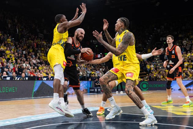 GER, Basketball, easy Credit BBL, EWE Baskets Oldenburg vs Rasta Vechta 08 03 2026, EWE Arena, Oldenburg, GER, easy Credit BBL, EWE Baskets Oldenburg vs Rasta Vechta, pictured Tommy KUHSE Rasta Vechta 12 Kyle LOFTON EWE Baskets Oldenburg 0 Michale KYSER EWE Baskets Oldenburg 12 nordphotoxgmbhx xRojahn nph00310