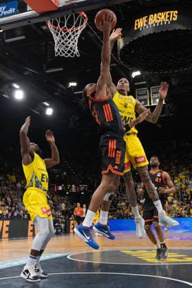 GER, Basketball, easy Credit BBL, EWE Baskets Oldenburg vs Rasta Vechta 08 03 2026, EWE Arena, Oldenburg, GER, easy Credit BBL, EWE Baskets Oldenburg vs Rasta Vechta, pictured Alonzo VERGE JR Rasta Vechta 11 Michale KYSER EWE Baskets Oldenburg 12 nordphotoxgmbhx xRojahn nph00310