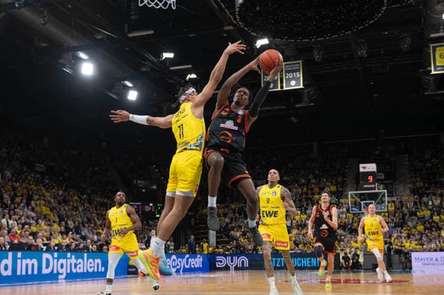 GER, Basketball, easy Credit BBL, EWE Baskets Oldenburg vs Rasta Vechta 08 03 2026, EWE Arena, Oldenburg, GER, easy Credit BBL, EWE Baskets Oldenburg vs Rasta Vechta, pictured Malik PARSONS Rasta Vechta 3 Nicholas TISCHLER EWE Baskets Oldenburg 11 nordphotoxgmbhx xRojahn nph00310