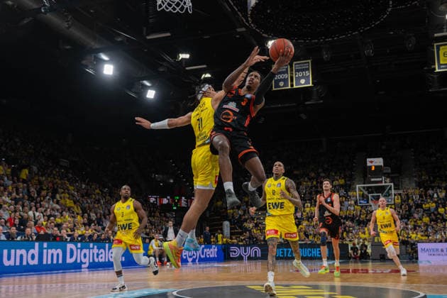 GER, Basketball, easy Credit BBL, EWE Baskets Oldenburg vs Rasta Vechta 08 03 2026, EWE Arena, Oldenburg, GER, easy Credit BBL, EWE Baskets Oldenburg vs Rasta Vechta, pictured Malik PARSONS Rasta Vechta 3 Nicholas TISCHLER EWE Baskets Oldenburg 11 nordphotoxgmbhx xRojahn nph00310