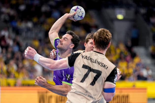 from left Dani Baijens RNL, 77 , Lars Kooij BHC, 15 , Johannes Wasielewski BHC, 77 , duel, duel, tackle, tackling, dynamics, action, action, 08 03 2026, Mannheim Germany , Handball, Bundesliga, Rhein Neckar Löwen Bergischer HC xozx
