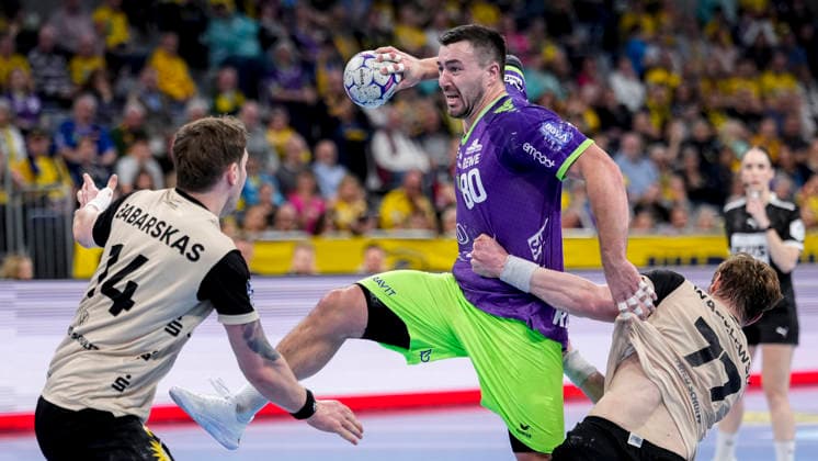 from left Gerdas Babarskas BHC, 14 , Jannik Kohlbacher RNL, 80 , Johannes Wasielewski BHC, 77 , duel, duel, tackle, tackling, dynamics, action, action, in purple special jersey for International Womens Day 2026, 08 03 2026, Mannheim Germany , Handball, Bundesliga, Rhein Neckar Löwen Bergischer HC xozx
