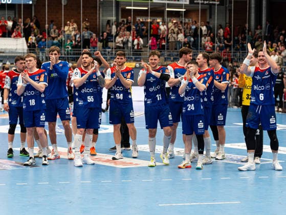 Elias Huber HBW Balingen Weilstetten, 07 , Tim Gruner HBW Balingen Weilstetten, 18 , Csaba Leimeter HBW Balingen Weilstetten, 55 , Georg Poehle HBW Balingen Weilstetten, 94 , Bennet Strobel HBW Balingen Weilstetten, 11 , Elias Fuegel HBW Balingen Weilstetten, 24 , Benedek Nagy HBW Balingen Weilstetten, 32 , Mex Raguse HBW Balingen Weilstetten, 06 and the rest of the team cheer to the fans HSG Nordhorn Lingen vs HBW Balingen Weilstetten , Handball, 2 Bundesliga, Matchday 23, Season 2025 2026, 08 03 2026 HSG Nordhorn Lingen vs HBW Balingen Weilstetten , Handball, 2 Bundesliga, Matchday 23, Season 2025 2026, 08 03 2026 Nordhorn Copyright: xEibner-Pressefoto DamianxKruczynx EP_DKI