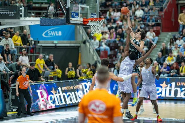 Maxwell Temoka MHP RIESEN Ludwigsburg, 39 , Elijah Hughes MHP RIESEN Ludwigsburg, 07 , Benedikt Turudic Veolia Towers Hamburg, 44 , GER, MHP Riesen vs Veolia Towers Hamburg, Basketball Bundesliga, easycredit BBL, 23 Spieltag, Spielzeit 2025 2026, 08 03 2026, GER, MHP Riesen vs Veolia Towers Hamburg, Basketball Bundesliga, easycredit BBL, 23 Spieltag, Spielzeit 2025 2026, 08 03 2026 Ludwigsburg Copyright: xEibner-Pressefoto SaschaxWaltherx EP_EER