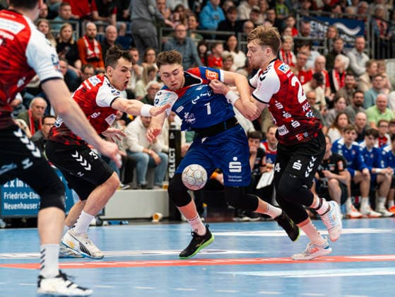 Christian Wilhelm HSG Nordhorn Lingen, 03 and Elias Ruddatt HSG Nordhorn Lingen, 24 try to stop Elias Huber HBW Balingen Weilstetten, 07 in attack HSG Nordhorn Lingen vs HBW Balingen Weilstetten , Handball, 2 Bundesliga, Matchday 23, Season 2025 2026, 08 03 2026 HSG Nordhorn Lingen vs HBW Balingen Weilstetten , Handball, 2 Bundesliga, Matchday 23, Season 2025 2026, 08 03 2026 Nordhorn Copyright: xEibner-Pressefoto DamianxKruczynx EP_DKI