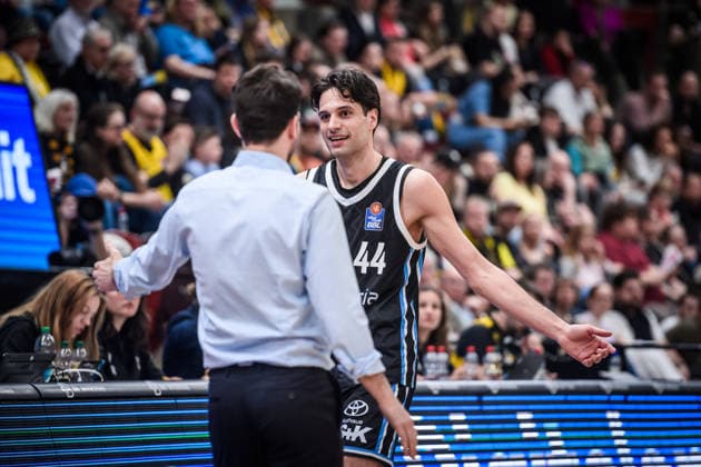 Benedikt Turudic Veolia Towers Hamburg, 44 with Benka Barloschky Veolia Towers Hamburg, Head Coach GER, MHP Riesen Ludwigsburg Veolia Towers Hamburg, Basketball Bundesliga, easycredit BBL, 23 Matchday, Season 2025 2026, 08 03 2026 GER, MHP Riesen Ludwigsburg Veolia Towers Hamburg, Basketball Bundesliga, easycredit BBL, 23 Matchday, Season 2025 2026, 08 03 2026 Ludwigsburg Copyright: xSandyxDinkelackerx EP_SDR