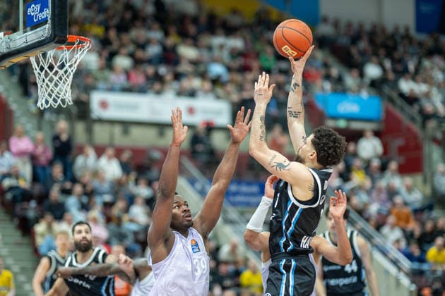 Maxwell Temoka MHP RIESEN Ludwigsburg, 39 , Devon Daniels IV Veolia Towers Hamburg, 21 , GER, MHP Riesen vs Veolia Towers Hamburg, Basketball Bundesliga, easycredit BBL, 23 Matchday, Season 2025 2026, 08 03 2026, GER, MHP Riesen vs Veolia Towers Hamburg, Basketball Bundesliga, easycredit BBL, 23 Matchday, Season 2025 2026, 08 03 2026 Ludwigsburg Copyright: xEibner-Pressefoto SaschaxWaltherx EP_EER
