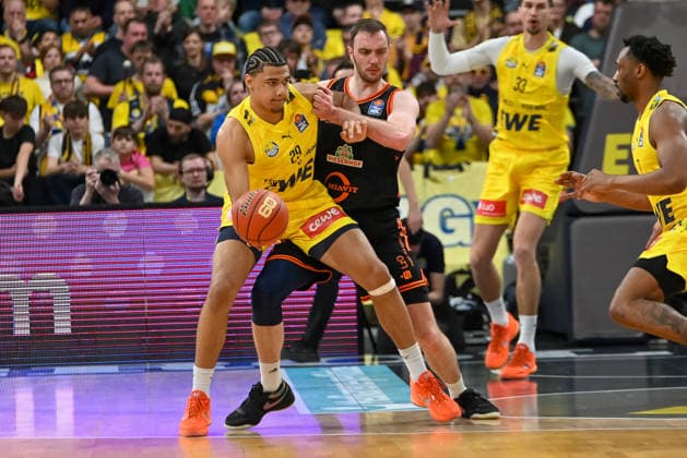 Colin Schroeder EWE BAskets Oldenburg, 29 on the ball against Philip Herkenhoff RASTA Vechta, 14 EWE Baskets Oldenburg vs RASTA Vechta, easyCredit Basketball Bundesliga, Matchday 23, Season 2025 2026, 08 03 2026, EWE Baskets Oldenburg vs RASTA Vechta, easyCredit Basketball Bundesliga, Matchday 23, Season 2025 2026, 08 03 2026 Oldenburg Copyright: xEibner-Pressefoto RobertxGertzenx EP_RGN
