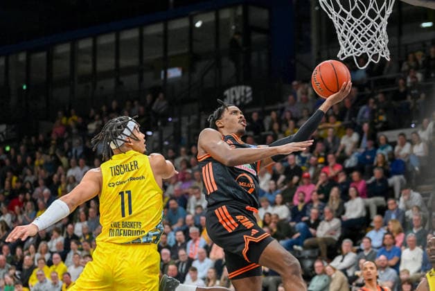 Malik Parsons RASTA Vechta, 03 on the ball against Nicholas Tischler EWE Baskets Oldenburg, 11 EWE Baskets Oldenburg vs RASTA Vechta, easyCredit Basketball Bundesliga, Matchday 23, Season 2025 2026, 08 03 2026, EWE Baskets Oldenburg vs RASTA Vechta, easyCredit Basketball Bundesliga, Matchday 23, Season 2025 2026, 08 03 2026 Oldenburg Copyright: xEibner-Pressefoto RobertxGertzenx EP_RGN