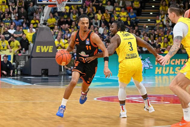 Alonzo Verge jr RASTA Vechta, 11 vs Chris Clemons EWE Baskets Oldenburg, 03 EWE Baskets Oldenburg vs RASTA Vechta, easyCredit Basketball Bundesliga, Matchday 23, Season 2025 2026, 08 03 2026, EWE Baskets Oldenburg vs RASTA Vechta, easyCredit Basketball Bundesliga, Matchday 23, Season 2025 2026, 08 03 2026 Oldenburg Copyright: xEibner-Pressefoto RobertxGertzenx EP_RGN