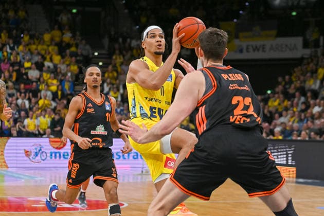 Nicholas Tischler EWE Baskets Oldenburg, 11 on the ball against Tibor Pleiss RASTA Vechta, 22 EWE Baskets Oldenburg vs RASTA Vechta, easyCredit Basketball Bundesliga, Matchday 23, Season 2025 2026, 08 03 2026, EWE Baskets Oldenburg vs RASTA Vechta, easyCredit Basketball Bundesliga, Matchday 23, Season 2025 2026, 08 03 2026 Oldenburg Copyright: xEibner-Pressefoto RobertxGertzenx EP_RGN