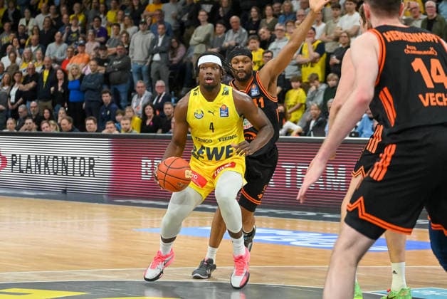Brian Fobbs EWE Baskets Oldenburg, 04 is followed by Lloyd Pandi RASTA Vechta, 41 EWE Baskets Oldenburg vs RASTA Vechta, easyCredit Basketball Bundesliga, 23 Matchday, Season 2025 2026, 08 03 2026, EWE Baskets Oldenburg vs RASTA Vechta, easyCredit Basketball Bundesliga, 23 Matchday, Season 2025 2026, 08 03 2026 Oldenburg Copyright: xEibner-Pressefoto RobertxGertzenx EP_RGN