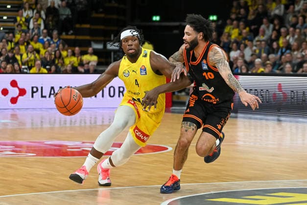 Brian Fobbs EWE Baskets Oldenburg, 04 vs Tevin Brown RASTA Vechta, 10 EWE Baskets Oldenburg vs RASTA Vechta, easyCredit Basketball Bundesliga, Matchday 23, Season 2025 2026, 08 03 2026, EWE Baskets Oldenburg vs RASTA Vechta, easyCredit Basketball Bundesliga, Matchday 23, Season 2025 2026, 08 03 2026 Oldenburg Copyright: xEibner-Pressefoto RobertxGertzenx EP_RGN