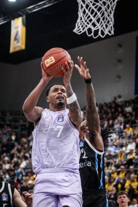 Elijah Hughes MHP RIESEN Ludwigsburg, 07 prevails against Leonard Thorpe Jr Veolia Towers Hamburg, 02 hidden GER, MHP Riesen Ludwigsburg Veolia Towers Hamburg, Basketball Bundesliga, easycredit BBL, 23 Matchday, Season 2025 2026, 08 03 2026 GER, MHP Riesen Ludwigsburg Veolia Towers Hamburg, Basketball Bundesliga, easycredit BBL, 23 Matchday, Season 2025 2026, 08 03 2026 Ludwigsburg Copyright: xSandyxDinkelackerx EP_SDR