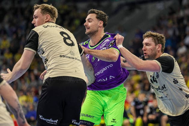 08 03 2026, xhettx, Handball Daikin HBL, Rhein Neckar Loewen Bergischer HC v l Dani Baijens Rhein Neckar Löwen, 77 is blocked by Nico Schöttle Bergischer HC, 8 and Gerdas Babarskas Bergischer HC, 14 DFL DFB REGULATIONS PROHIBIT ANY USE OF PHOTOGRAPHS as IMAGE SEQUENCES and or QUASI VIDEO