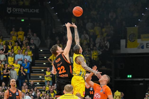 Tibor Pleiss RASTA Vechta, 22 and Michale Kyser EWE Baskets Oldenburg, 12 at the jump EWE Baskets Oldenburg vs RASTA Vechta, easyCredit Basketball Bundesliga, Matchday 23, Season 2025 2026, 08 03 2026, EWE Baskets Oldenburg vs RASTA Vechta, easyCredit Basketball Bundesliga, Matchday 23, Season 2025 2026, 08 03 2026 Oldenburg Copyright: xEibner-Pressefoto RobertxGertzenx EP_RGN
