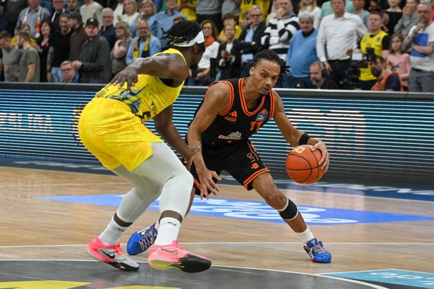 Alonzo Verge jr RASTA Vechta, 11 vs Brian Fobbs EWE Baskets Oldenburg, 04 EWE Baskets Oldenburg vs RASTA Vechta, easyCredit Basketball Bundesliga, Matchday 23, Season 2025 2026, 08 03 2026, EWE Baskets Oldenburg vs RASTA Vechta, easyCredit Basketball Bundesliga, Matchday 23, Season 2025 2026, 08 03 2026 Oldenburg Copyright: xEibner-Pressefoto RobertxGertzenx EP_RGN