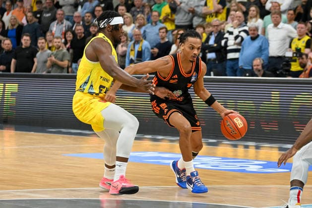 Alonzo Verge jr RASTA Vechta, 11 vs Brian Fobbs EWE Baskets Oldenburg, 04 EWE Baskets Oldenburg vs RASTA Vechta, easyCredit Basketball Bundesliga, Matchday 23, Season 2025 2026, 08 03 2026, EWE Baskets Oldenburg vs RASTA Vechta, easyCredit Basketball Bundesliga, Matchday 23, Season 2025 2026, 08 03 2026 Oldenburg Copyright: xEibner-Pressefoto RobertxGertzenx EP_RGN