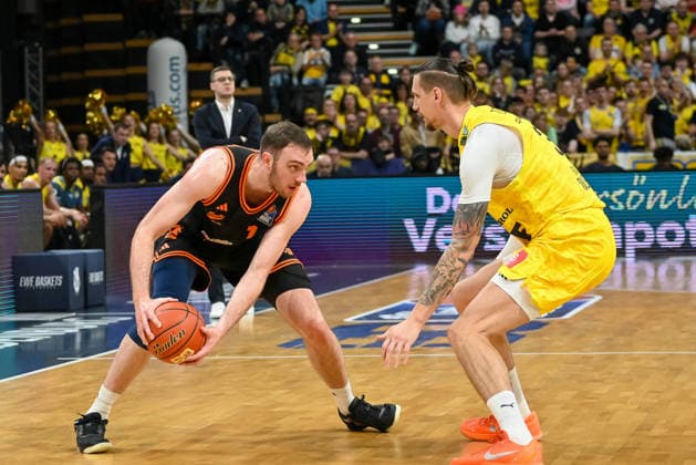 Philip Herkenhof RASTA Vechta, 14 vs Tomislav Zubcic EWE Baskets Oldenburg, 33 EWE Baskets Oldenburg vs RASTA Vechta, easyCredit Basketball Bundesliga, Matchday 23, Season 2025 2026, 08 03 2026, EWE Baskets Oldenburg vs RASTA Vechta, easyCredit Basketball Bundesliga, Matchday 23, Season 2025 2026, 08 03 2026 Oldenburg Copyright: xEibner-Pressefoto RobertxGertzenx EP_RGN
