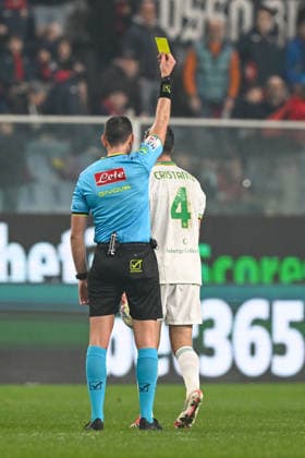 the referee gives a yellow card to RomaÕs Bryan Cristante during the Serie A soccer match between Genoa and Roma at the Luigi Ferraris Stadium in Genoa, Italy - Sunday, March 08, 2026. - Soccer .  Copyright: xTanoxPecoraro LaPressex