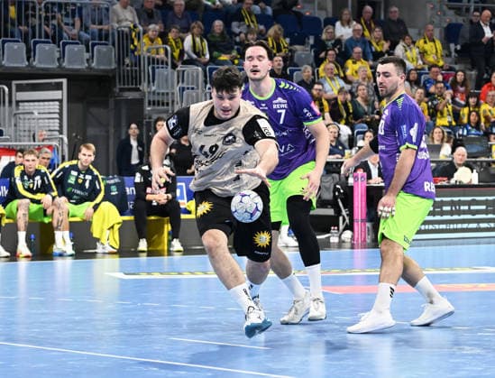 HBL Handball Bundesliga Season 2025 26 Mannheim SAP Arena 08 03 2026 Rhein Neckar Löwen rnl Bergischer HC bhc 28 25 Aron SEESING bhc , li, Robert TIMMERMEISTER Rhein Neckar Löwen , mi, Jannik KOHLBACHER Rhein Neckar Löwen HBL Handball Bundesliga