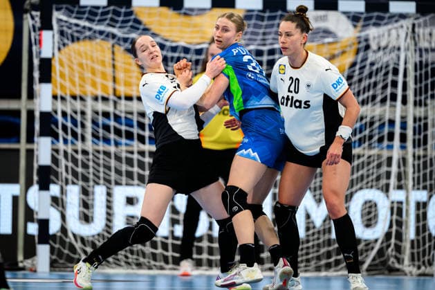 Handball, Womens European Championship Qualification, Germany Slovenia, 2nd round, Group 3, from left in duel Nieke Kühne Kuehne Germany and Lana Puncer Slovenia , Emily Vogel Germany Heidelberg SNP Dome Baden Württemberg Germany
