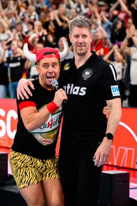 Handball, Womens European Championship Qualification, Germany Slovenia, 2nd round, Group 3, Lorenz Büffel celebrates with coach Markus Gaugisch Germany Heidelberg SNP Dome Baden Württemberg Germany