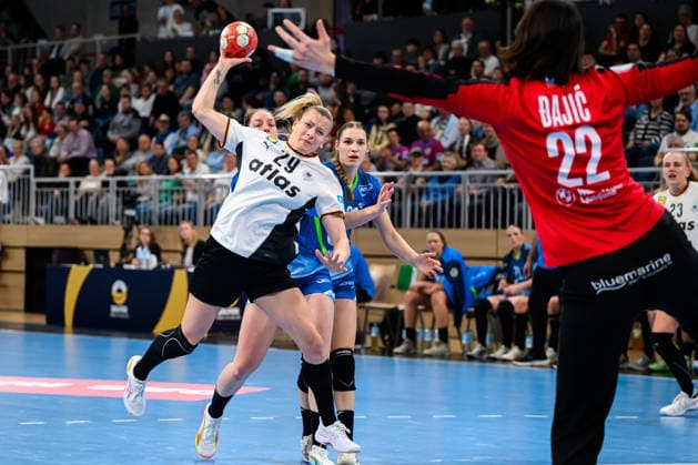 Handball, Women European Championship Qualification, Germany Slovenia, 2nd round, Group 3, Antje Döll Doell Germany , Goalkeeper Dijana Dajic Slovenia Heidelberg SNP Dome Baden Württemberg Germany