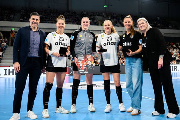 Handball, Womens European Championship Qualification, Germany Slovenia, 2nd round, Group 3, from left DHB Board Member for Sport Ingo Meckes, 150 international matches Emily Vogel Germany , Best World Young Player Viola Leuchter Germany , 50 international matches Annika Lott Germany , 150 international matches Xenia Smits Germany , Team Manager Anja Althaus Heidelberg SNP Dome Baden Württemberg Germany