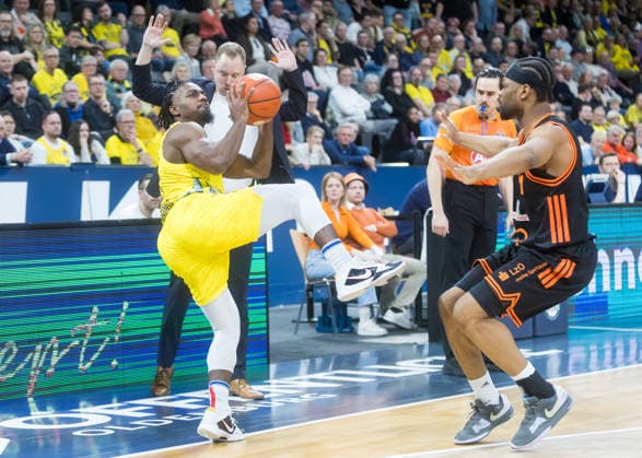 Oldenburg, Lower Saxony, DEU, 08 03 2026, Christopher Clemons left, EWE Baskets Oldenburg and Lloyd Pandi right, Rasta Vechta EWE Baskets Oldenburg vs Rasta Vechta Basketball 1 Basketball Bundesliga Season 2025 2026, Matchday 23, Grosse EWE Arena EWE Baskets Oldenburg vs Rasta Vechta www.andreas-burmann.de