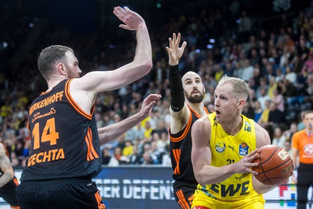 Oldenburg, Lower Saxony, DEU, 08 03 2026, Seth Hinrichs right, EWE Baskets Oldenburg , Philipp Herkenhoff left, Rasta Vechta and Tommy Kuhse center, Rasta Vechta EWE Baskets Oldenburg vs Rasta Vechta Basketball 1 Basketball Bundesliga Season 2025 2026, 23 Matchday, Grosse EWE Arena EWE Baskets Oldenburg vs Rasta Vechta www.andreas-burmann.de