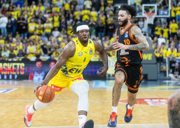 Oldenburg, Lower Saxony, DEU, 08 03 2026, Brian Fobbs left, EWE Baskets Oldenburg and Tevin Brown right, Rasta Vechta EWE Baskets Oldenburg vs Rasta Vechta Basketball 1 Basketball Bundesliga Season 2025 2026, Matchday 23, Grosse EWE Arena EWE Baskets Oldenburg vs Rasta Vechta www.andreas-burmann.de