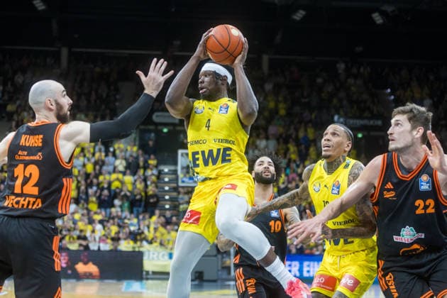 Oldenburg, Lower Saxony, DEU, 08 03 2026, Brian Fobbs center, EWE Baskets Oldenburg , Tommy Kuhse left, Rasta Vechta , Michale Kyser right, EWE Baskets Oldenburg and Tibor Pleiß right, Rasta Vechta EWE Baskets Oldenburg vs Rasta Vechta Basketball 1 Basketball Bundesliga Season 2025 2026, Matchday 23, Grosse EWE Arena EWE Baskets Oldenburg vs Rasta Vechta www.andreas-burmann.de