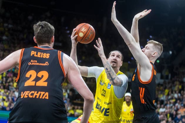 2Oldenburg, Lower Saxony, DEU, 08 03 2026, Tomislav Zubcic center, EWE Baskets Oldenburg , Luc van Slooten right, Rasta Vechta and Tibor Pleiß left, Rasta Vechta EWE Baskets Oldenburg vs Rasta Vechta Basketball 1 Basketball Bundesliga Season 2025 2026, Matchday 23, Grosse EWE Arena EWE Baskets Oldenburg vs Rasta Vechta www.andreas-burmann.de