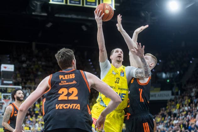 2Oldenburg, Lower Saxony, DEU, 08 03 2026, Tomislav Zubcic center, EWE Baskets Oldenburg , Luc van Slooten right, Rasta Vechta and Tibor Pleiß left, Rasta Vechta EWE Baskets Oldenburg vs Rasta Vechta Basketball 1 Basketball Bundesliga Season 2025 2026, Matchday 23, Grosse EWE Arena EWE Baskets Oldenburg vs Rasta Vechta www.andreas-burmann.de