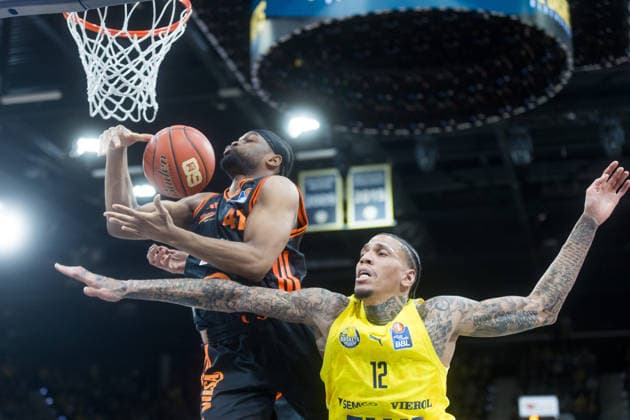 Oldenburg, Lower Saxony, DEU, 08 03 2026, Lloyd Pandi left, Rasta Vechta and Michale Kyser right, EWE Baskets Oldenburg EWE Baskets Oldenburg vs Rasta Vechta Basketball 1 Basketball Bundesliga Season 2025 2026, Matchday 23, Grosse EWE Arena EWE Baskets Oldenburg vs Rasta Vechta www.andreas-burmann.de