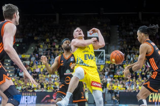 Oldenburg, Lower Saxony, DEU, 08 03 2026, Seth Hinrichs center, EWE Baskets Oldenburg , Lloyd Pandi center, Rasta Vechta , Tibor Pleiß left, Rasta Vechta and Alonzo Verge Jr right, Rasta Vechta EWE Baskets Oldenburg vs Rasta Vechta Basketball 1 Basketball Bundesliga Season 2025 2026, Matchday 23, Grosse EWE Arena EWE Baskets Oldenburg vs Rasta Vechta www.andreas-burmann.de