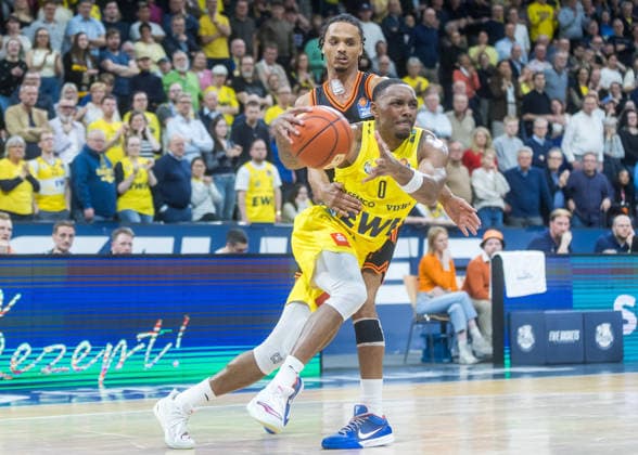 Oldenburg, Lower Saxony, DEU, 08 03 2026, Kyle Lofton right, EWE Baskets Oldenburg and Alonzo Verge Jr left, Rasta Vechta EWE Baskets Oldenburg vs Rasta Vechta Basketball 1 Basketball Bundesliga Season 2025 2026, Matchday 23, Grosse EWE Arena EWE Baskets Oldenburg vs Rasta Vechta www.andreas-burmann.de