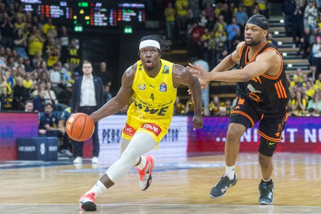 Oldenburg, Lower Saxony, DEU, 08 03 2026, Brian Fobbs left, EWE Baskets Oldenburg and Lloyd Pandi right, Rasta Vechta EWE Baskets Oldenburg vs Rasta Vechta Basketball 1 Basketball Bundesliga Season 2025 2026, Matchday 23, Grosse EWE Arena EWE Baskets Oldenburg vs Rasta Vechta www.andreas-burmann.de