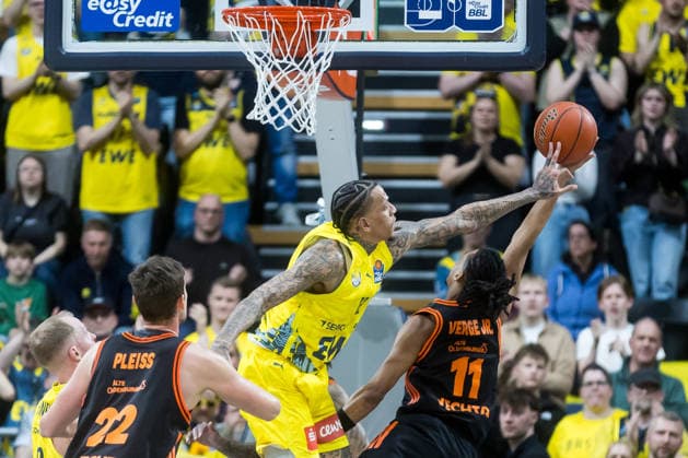 Oldenburg, Lower Saxony, DEU, 08 03 2026, Alonzo Verge Jr right, Rasta Vechta and Michale Kyser left, EWE Baskets Oldenburg EWE Baskets Oldenburg vs Rasta Vechta Basketball 1 Basketball Bundesliga Season 2025 2026, Matchday 23, Grosse EWE Arena EWE Baskets Oldenburg vs Rasta Vechta www.andreas-burmann.de