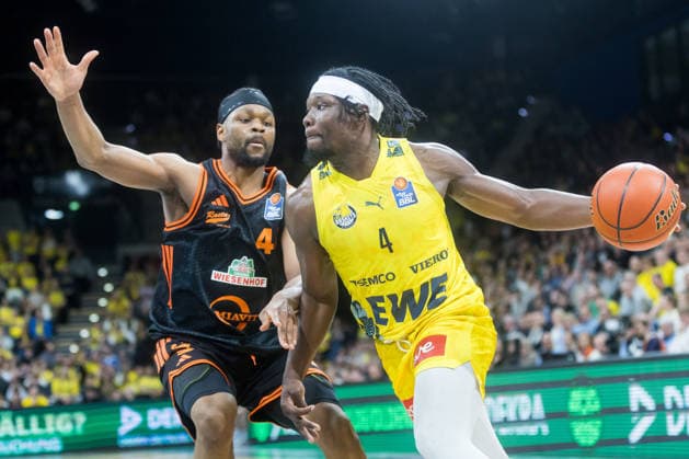 Oldenburg, Lower Saxony, DEU, 08 03 2026, Brian Fobbs right, EWE Baskets Oldenburg and Lloyd Pandi left, Rasta Vechta , EWE Baskets Oldenburg vs Rasta Vechta Basketball 1 Basketball Bundesliga Season 2025 2026, Matchday 23, Grosse EWE Arena EWE Baskets Oldenburg vs Rasta Vechta www.andreas-burmann.de